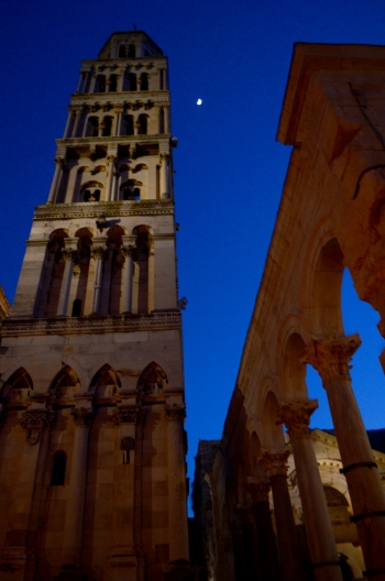 De noche en el casco histórico de Split. El campanario, y debajo de éste, los restos de Diocleciano.